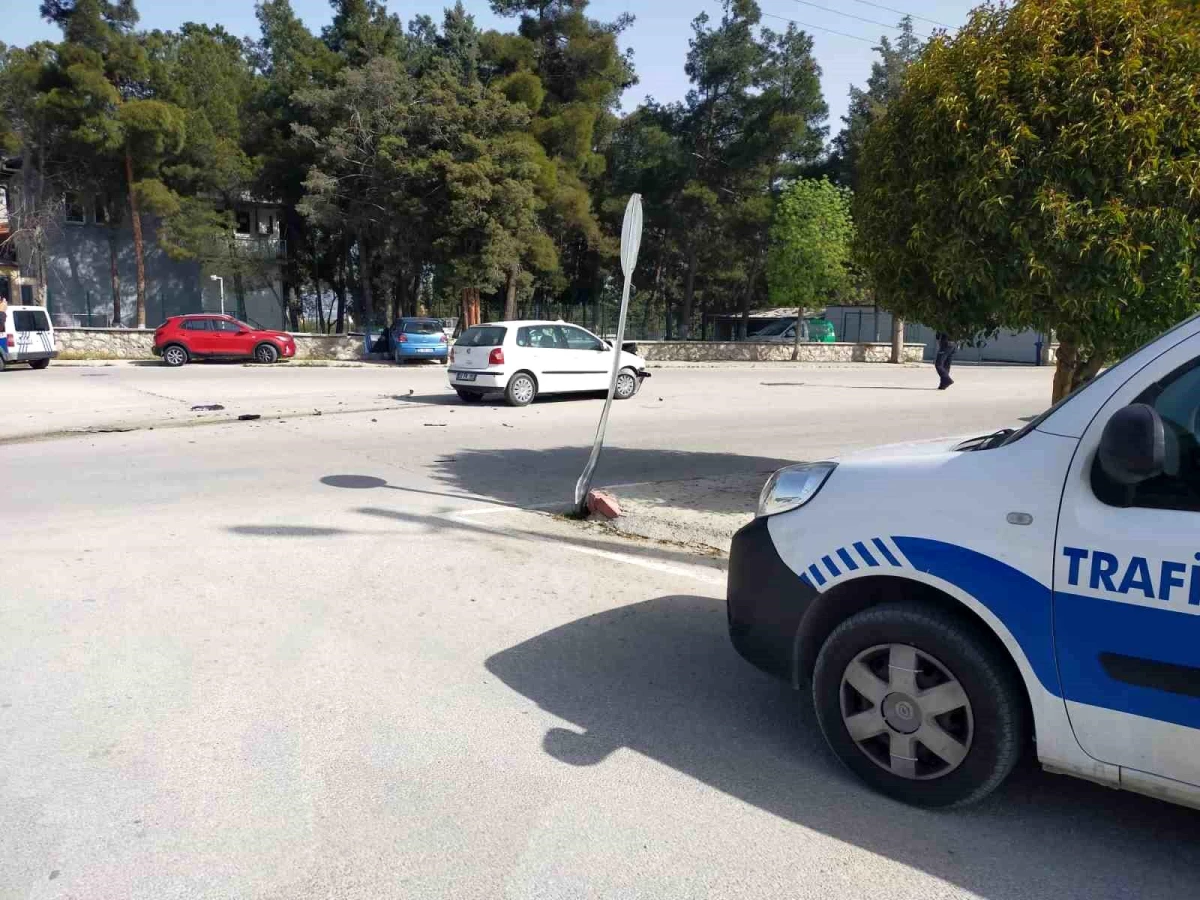 Burdur\'da Kavşakta Kaza: 1 Yaralı