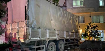 Bursa'da freni boşalan kamyon elektrik direğine çarptı ve eve girdi