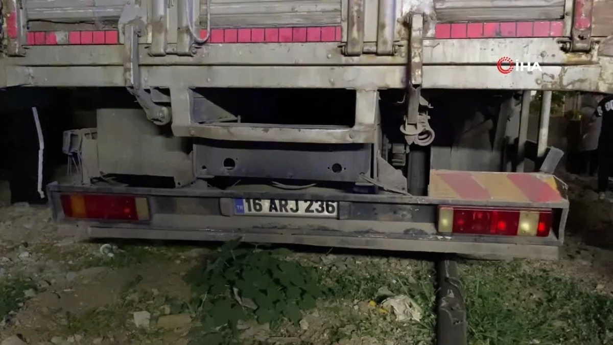 Bursa\'da facia ucuz atlatıldı: Freni boşalan kamyon eve girdi