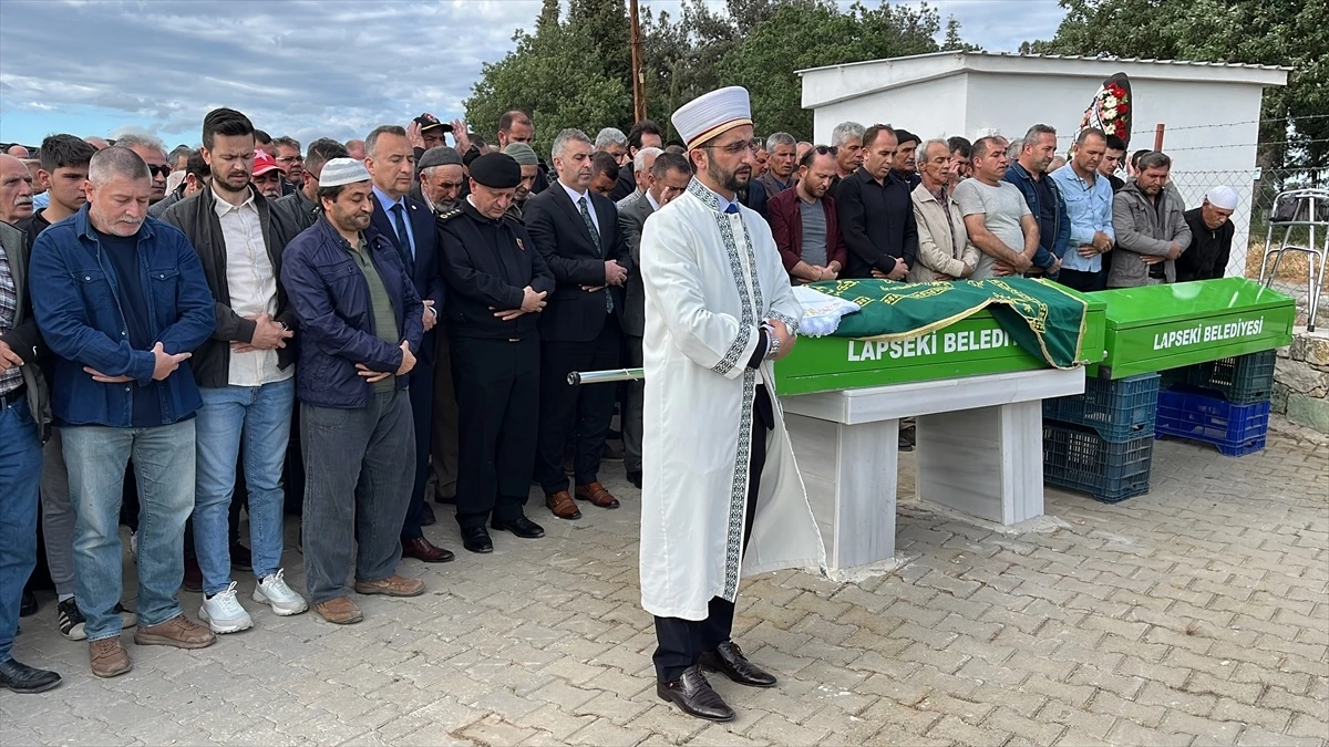 Çanakkale\'de Göçük Altında Hayatını Kaybeden 2 Kişinin Cenazesi Toprağa Verildi