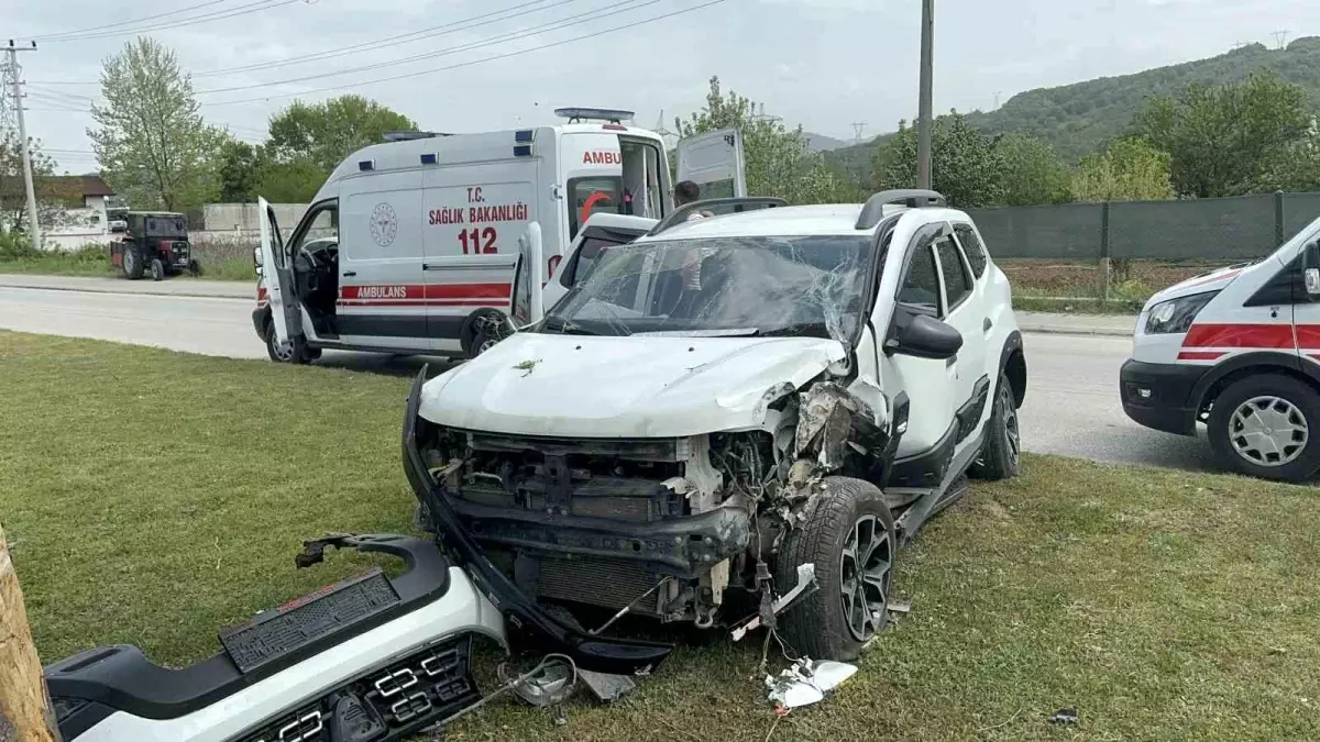 Düzce\'de Kavşakta Meydana Gelen Kaza Sonucu 3 Kişi Yaralandı