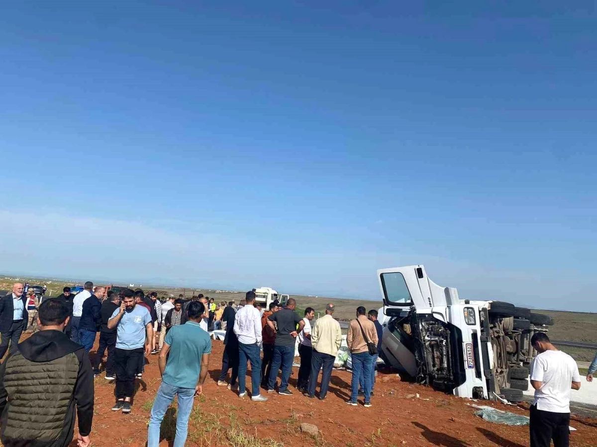 Siverek-Diyarbakır karayolunda kireç yüklü tır devrildi, yol 2 saat trafiğe kapandı