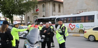 Edirne'de motosiklet sürücülerine reflektörlü yelek dağıtıldı