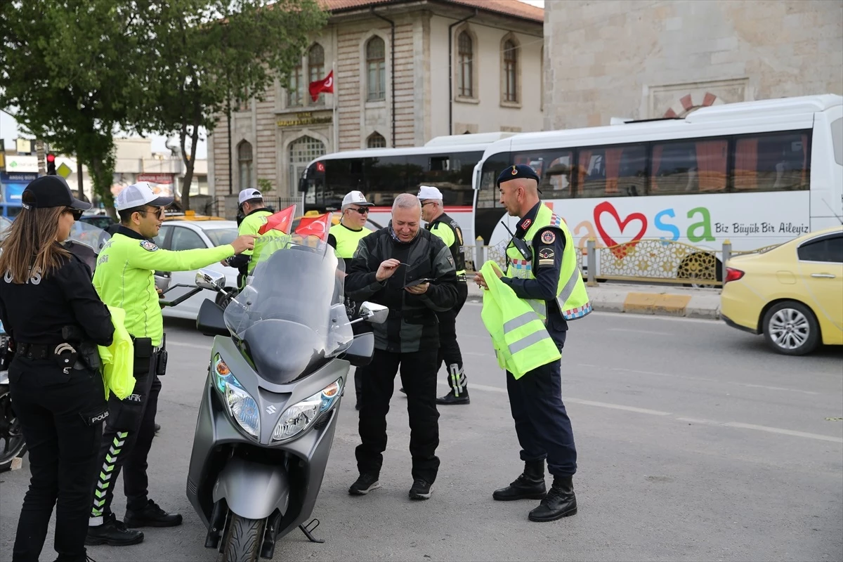 Edirne\'de motosiklet sürücülerine reflektörlü yelek dağıtıldı