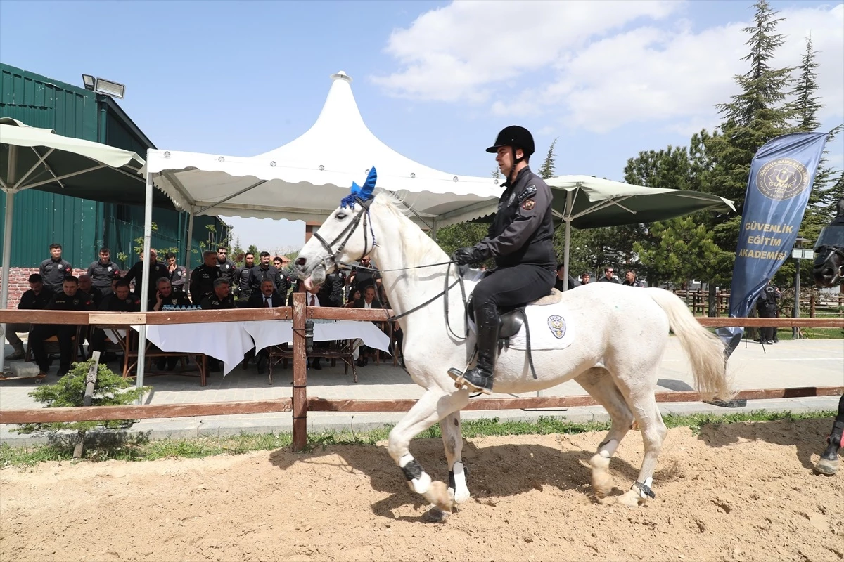 Ankara\'da Ali Gaffar Okkan Atlı Polis Grup Amirliği\'ndeki 50 polise sertifika verildi