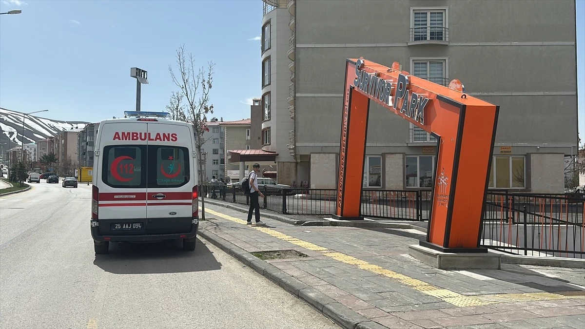 Erzurum\'da parkta çıkan kavgada 16 yaşındaki çocuk bıçakla yaralandı
