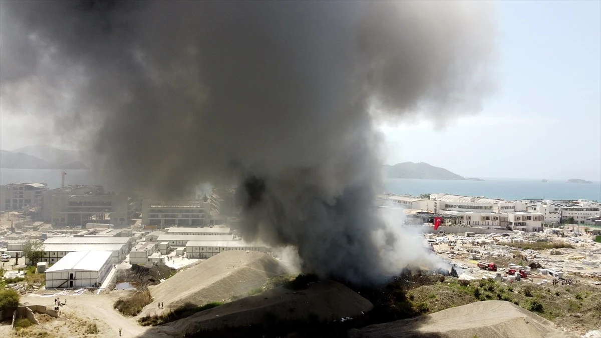 Fethiye\'deki Konteyner Yangını Söndürüldü