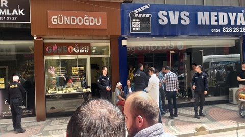 Film sahnesi değil gerçek! Av tüfeğiyle kuyumcu soyup, çaldıkları taksiyle kaçtılar