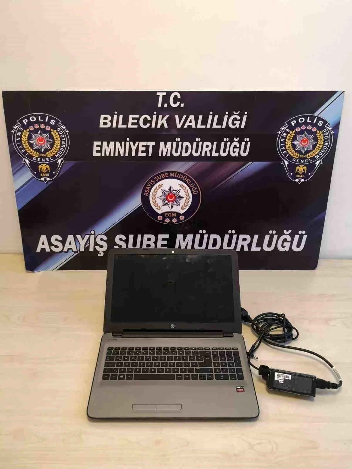 Bilecik\'te Hırsızlık İhbarı Üzerine Yakalanan Şüpheli Şahıs Laptop ve Sırt Çantasıyla Yakalandı