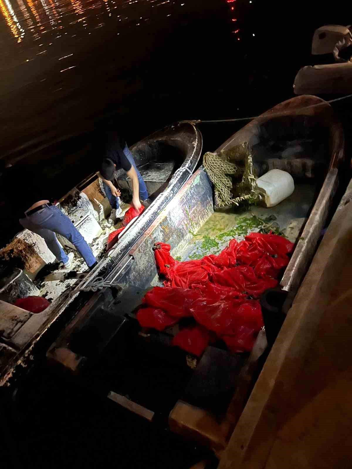 İstanbul\'da Kaçak Midye Operasyonu: 1,5 Ton Midye Ele Geçirildi, 3 Kişi Gözaltına Alındı