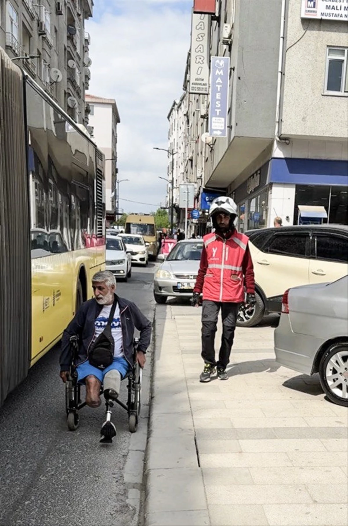 Engelli Vatandaş Tekerlekli Sandalyesiyle Taşıt Yolunu Kullanmak Zorunda Kaldı