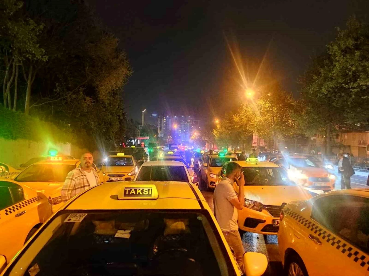 İstanbul\'da Yüzlerce Taksici Meslektaşlarının Ölümü İçin Bir Araya Geldi