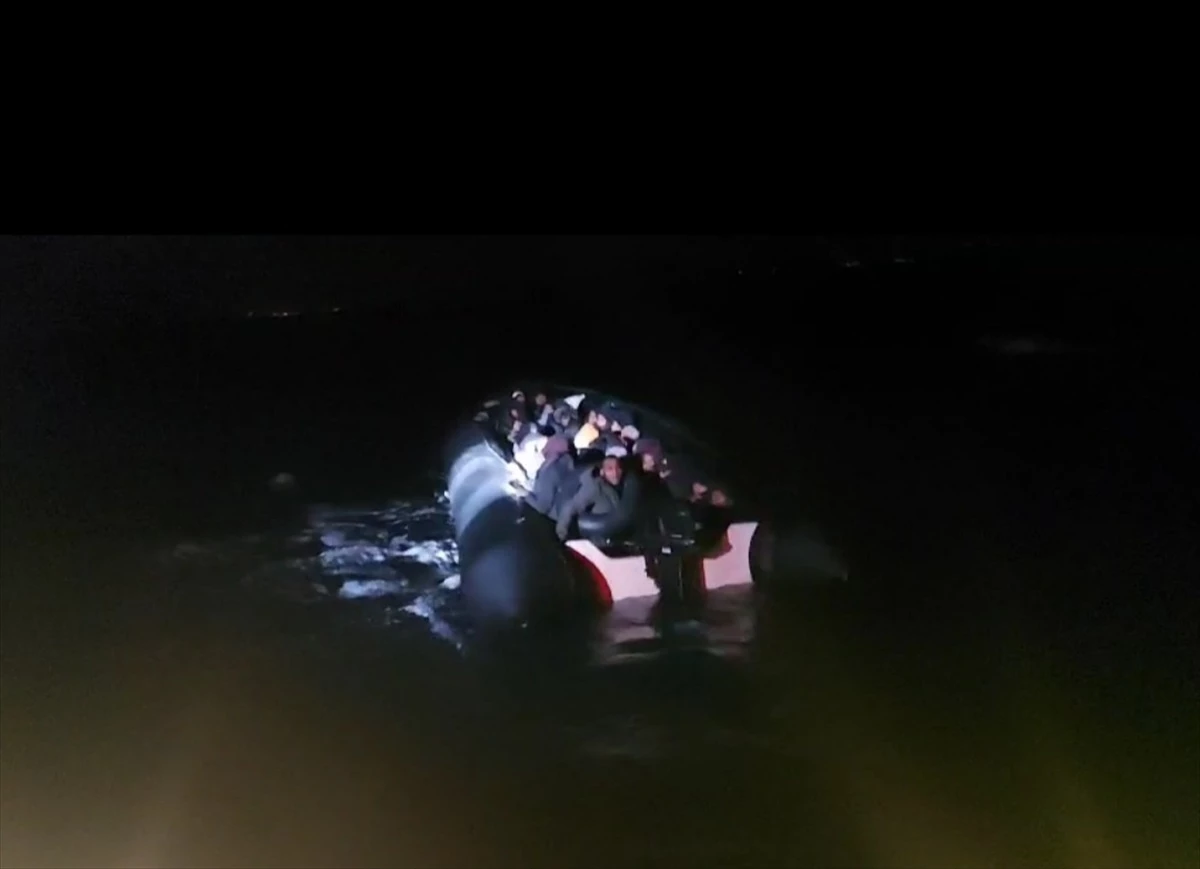 İzmir Karaburun\'da Yunanistan unsurları tarafından geri itilen lastik bottaki 1\'i çocuk 37 düzensiz göçmen kurtarıldı