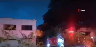İzmir'de 2 ayrı fabrikada çıkan yangına itfaiye ekipleri müdahale ediyor