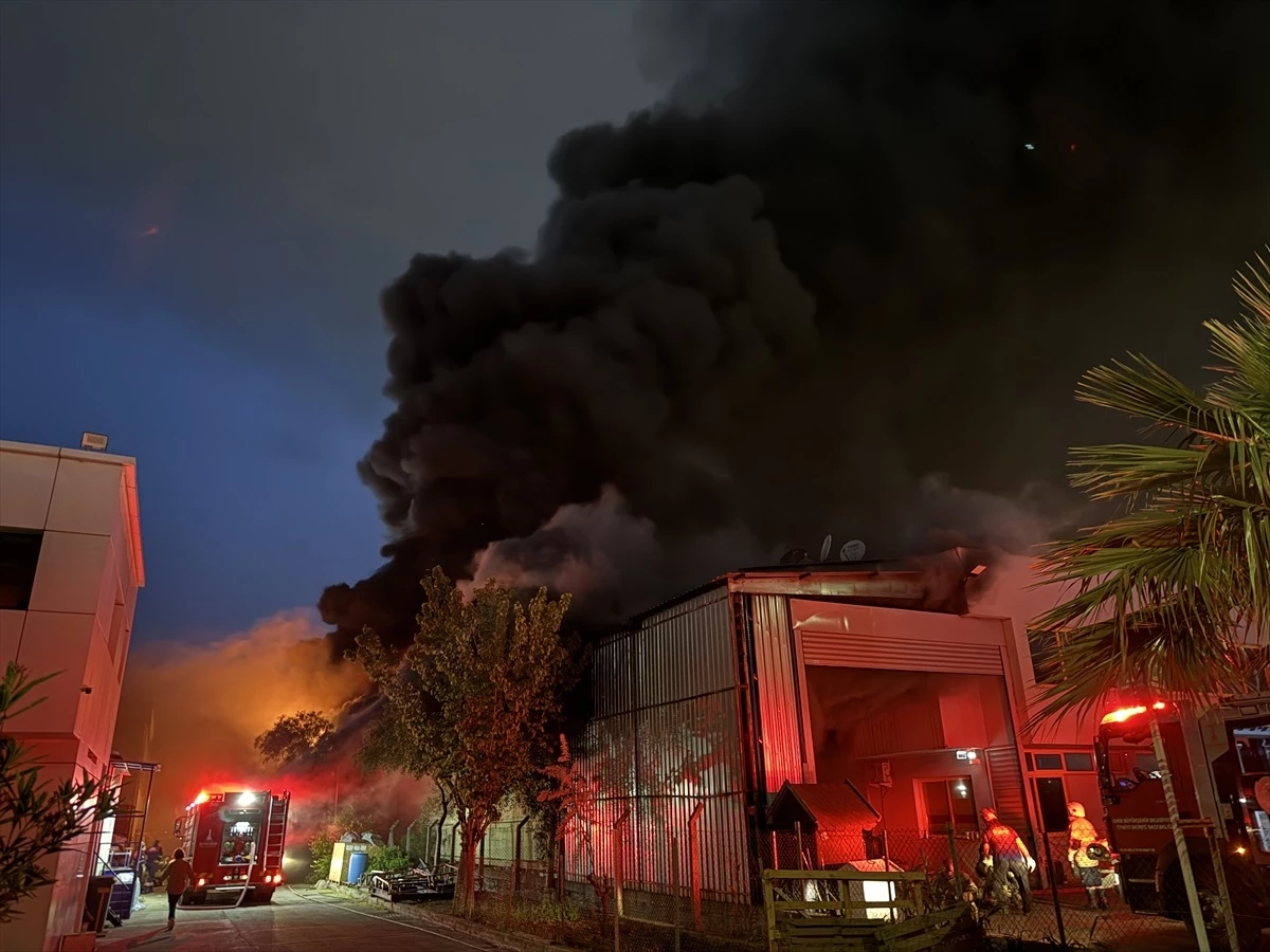 İzmir Çiğli\'deki fabrikada çıkan yangın kontrol altına alındı
