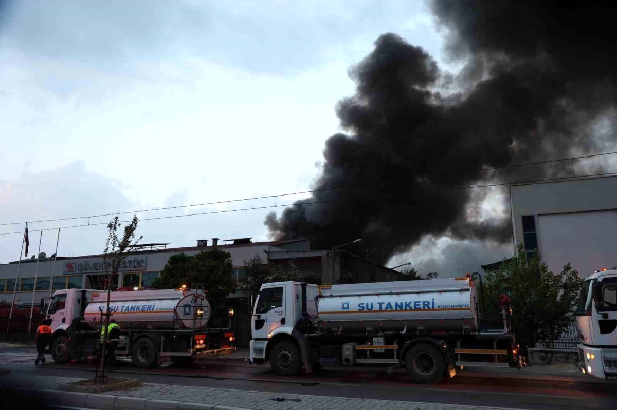 İzmir Çiğli\'de Metal Kaplama ve Plastik Fabrikasında Yangın Kontrol Altına Alındı