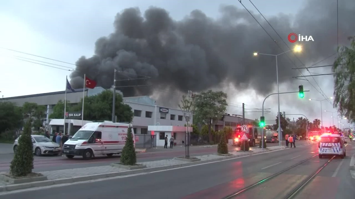 İzmir\'de iki ayrı fabrikada çıkan yangın kontrol altında