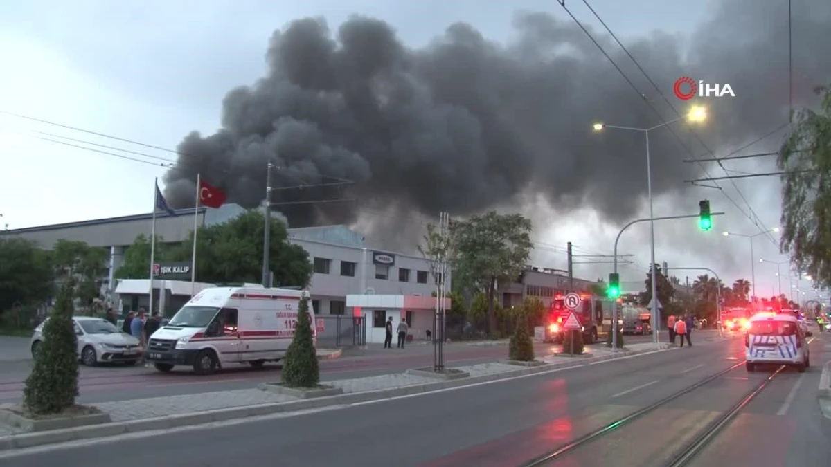 İzmir\'de iki ayrı fabrikada çıkan yangına müdahale ediliyor