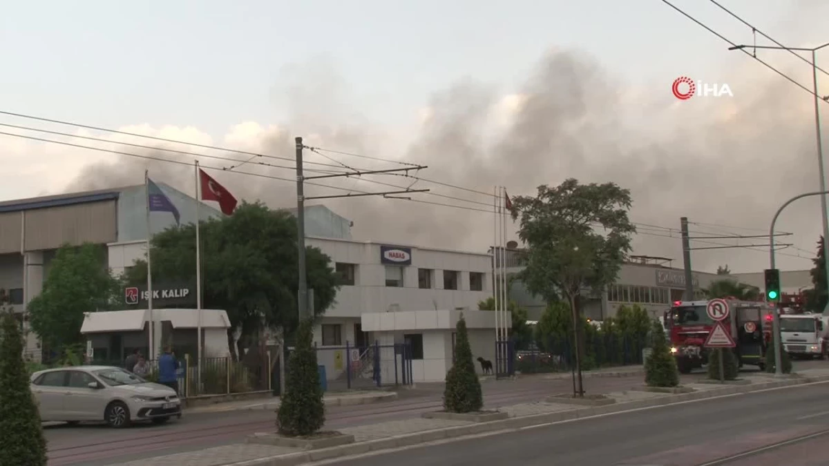 İzmir\'de iki ayrı fabrikada çıkan yangına müdahale ediliyor