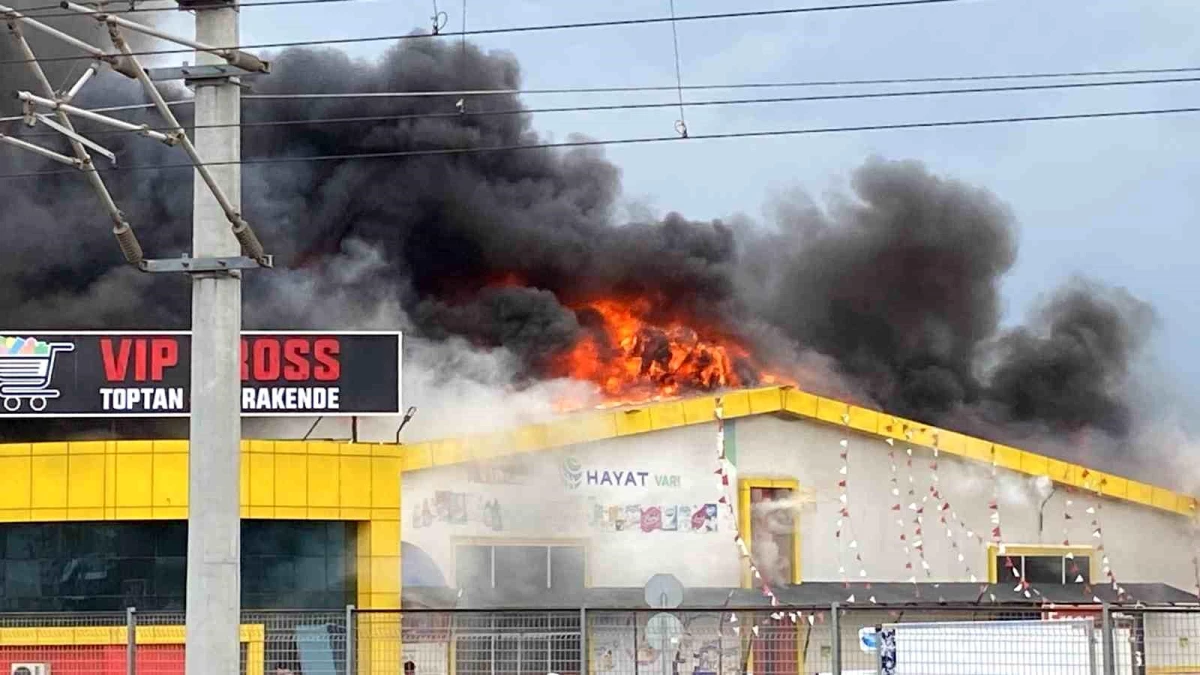 İzmit\'te market yangını: İtfaiye ekipleri müdahale ediyor