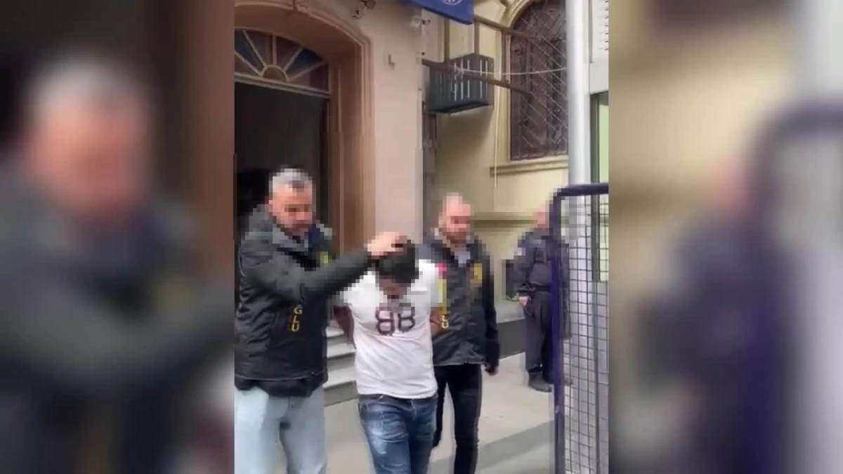 Beyoğlu\'nda kamuflaj kıyafetle servis yapan garson tutuklandı
