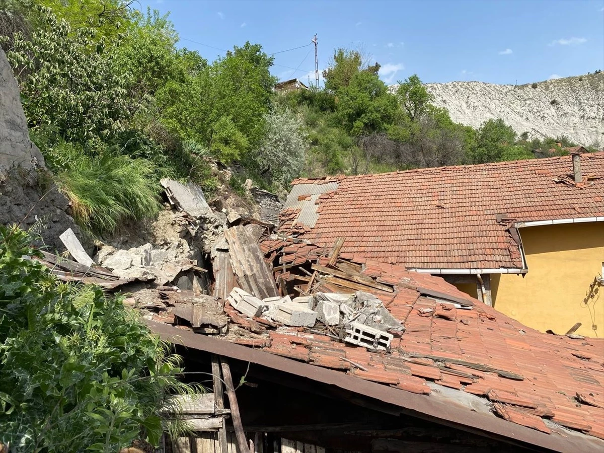 Karabük\'te toprak kayması nedeniyle 4 ev boşaltıldı