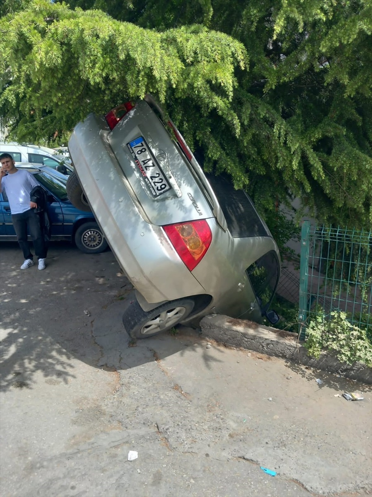 Karabük\'te kaza yapan otomobil sitenin duvarında asılı kaldı