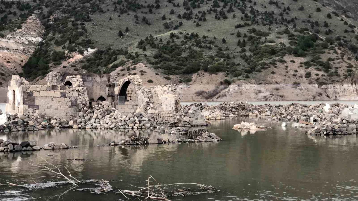 Kars\'ta Baraj Yatağındaki Eski Köy Sulara Gömüldü