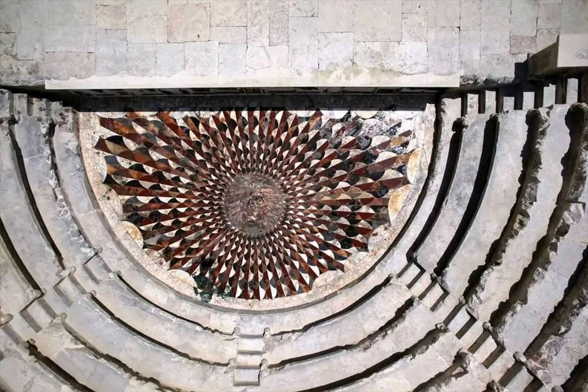 Burdur\'daki Kibyra Antik Kenti\'nde 2000 yıllık Medusa mozaiği ziyarete açıldı