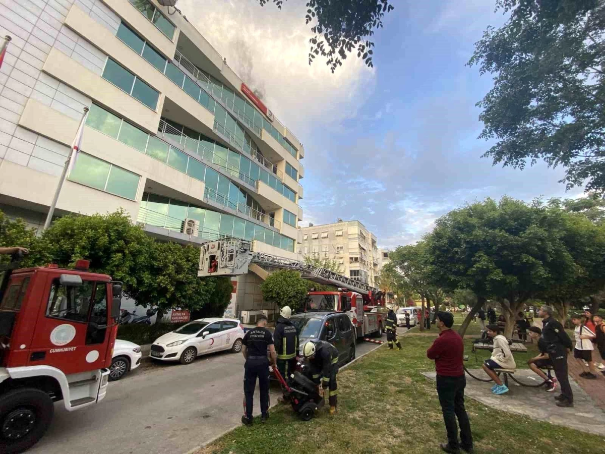 Antalya\'da Türk Kızılay\'ın binasında çıkan yangın söndürüldü