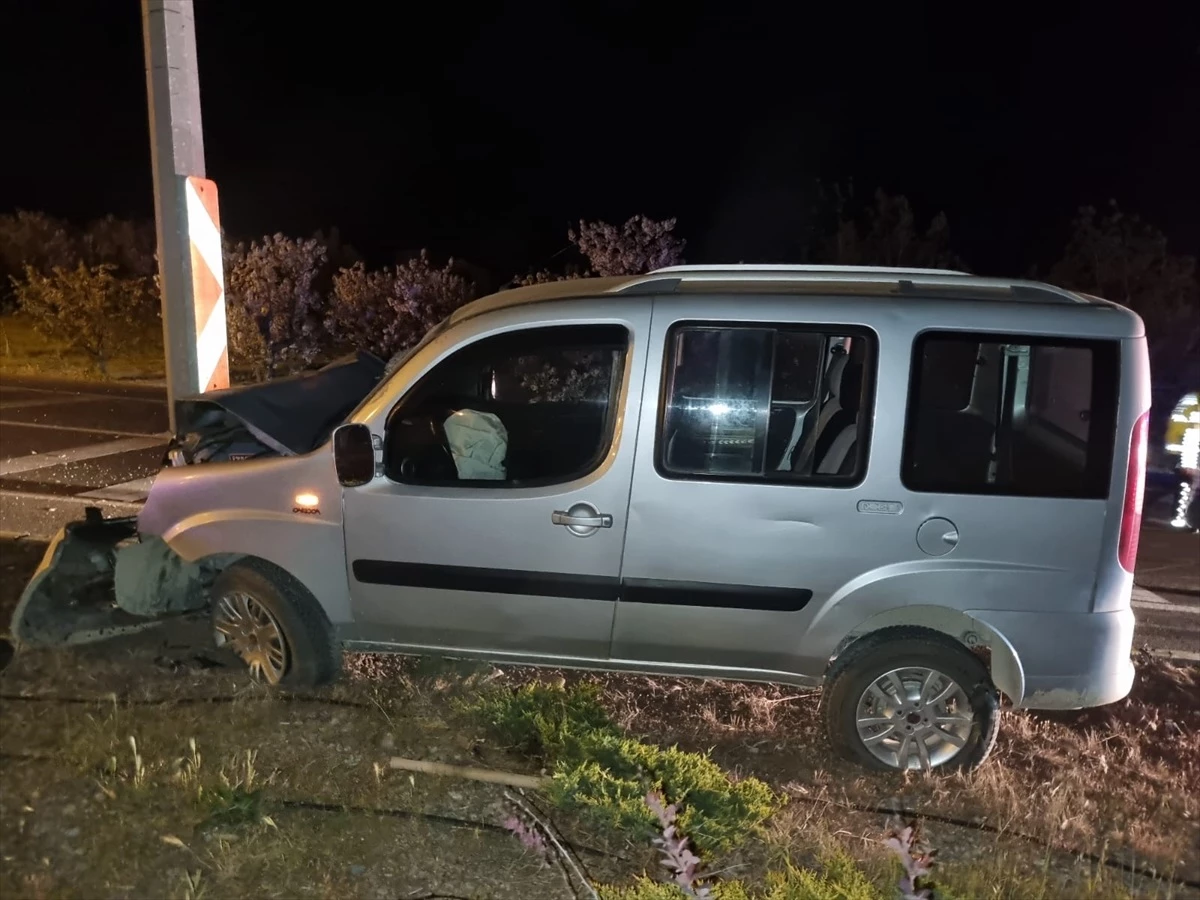 Akşehir\'de elektrik direğine çarpan araçta 1 kişi hayatını kaybetti