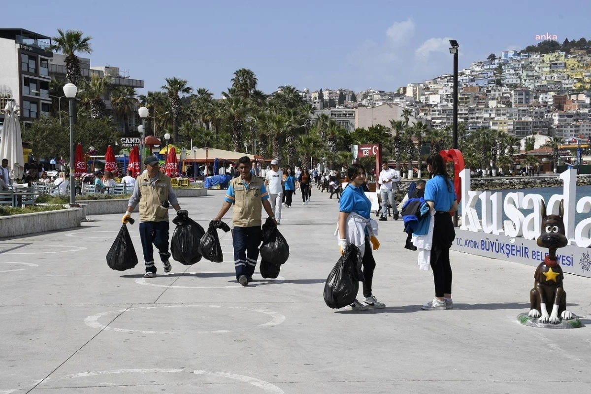 Kuşadası Belediyesi ve Anadolu Lisesi öğrencileri kıyı temizliği yaptı