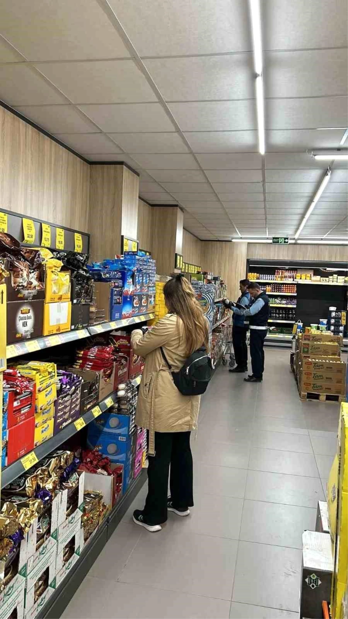 Lapseki\'de süpermarketlerde fiyat ve son tüketim tarihi denetimi yapıldı