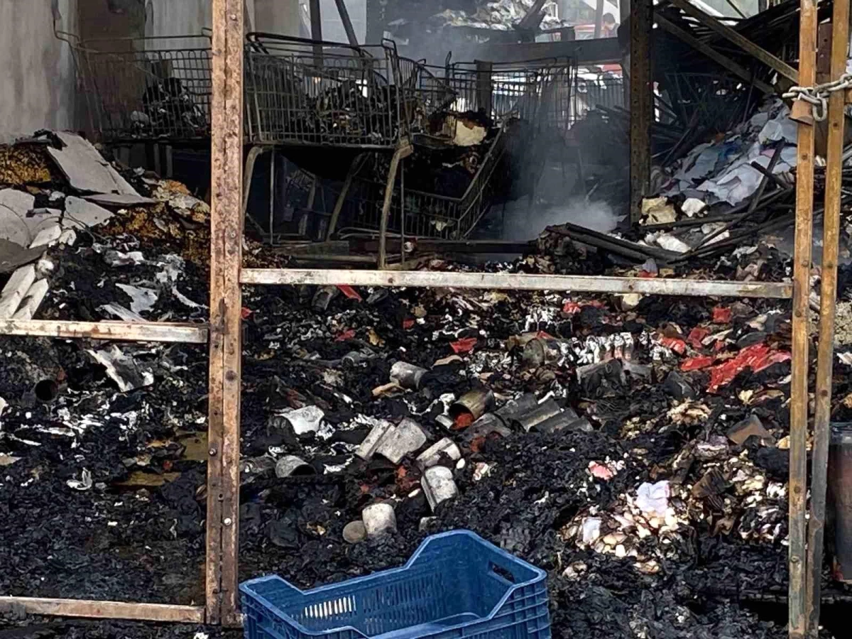 İzmit\'te market yangınında bin 350 metrekare kapalı alan yandı
