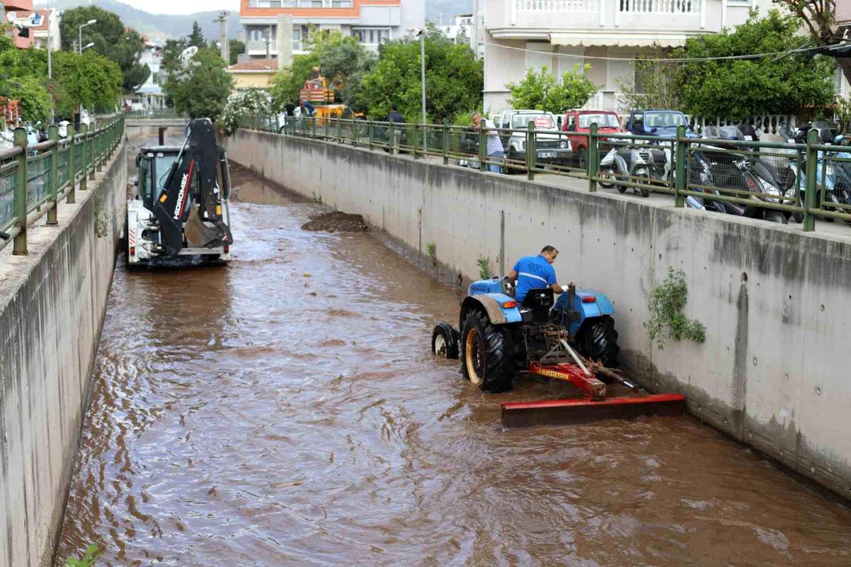 Marmaris Belediyesi Ketenci Deresi\'nde Temizlik Çalışması Yaptı