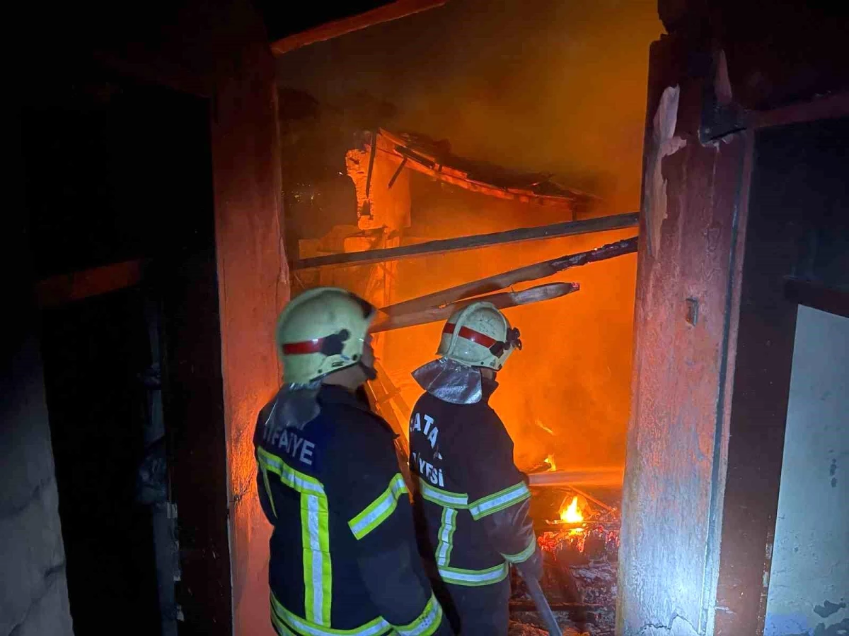 Antakya\'da metruk binada çıkan yangın itfaiye ekipleri tarafından söndürüldü