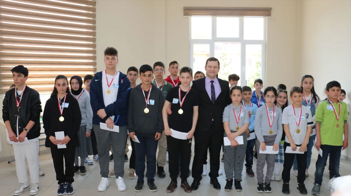 Trabzon Of\'ta İlk ve Ortaokul Öğrencilerine Akıl ve Zeka Oyunları Yarışması Düzenlendi