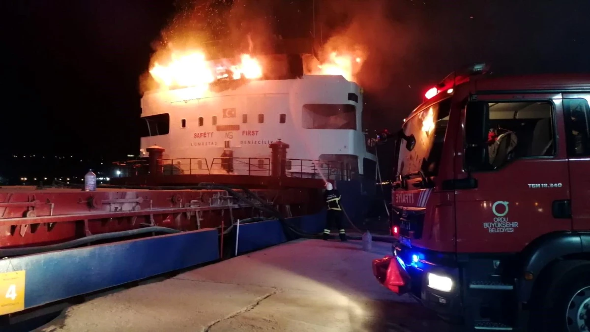 Ünye Limanı\'nda çıkan yangın söndürüldü, 1 kişi dumandan etkilendi