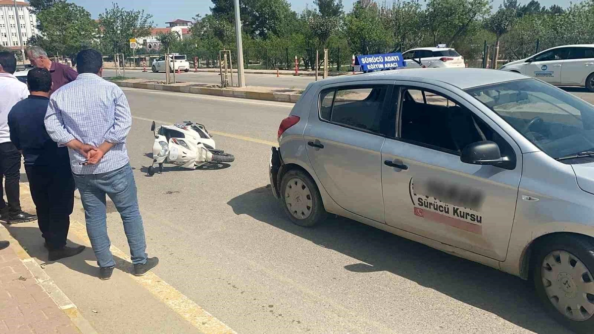 Adıyaman\'da otomobil ile motosiklet çarpışması: 1 yaralı