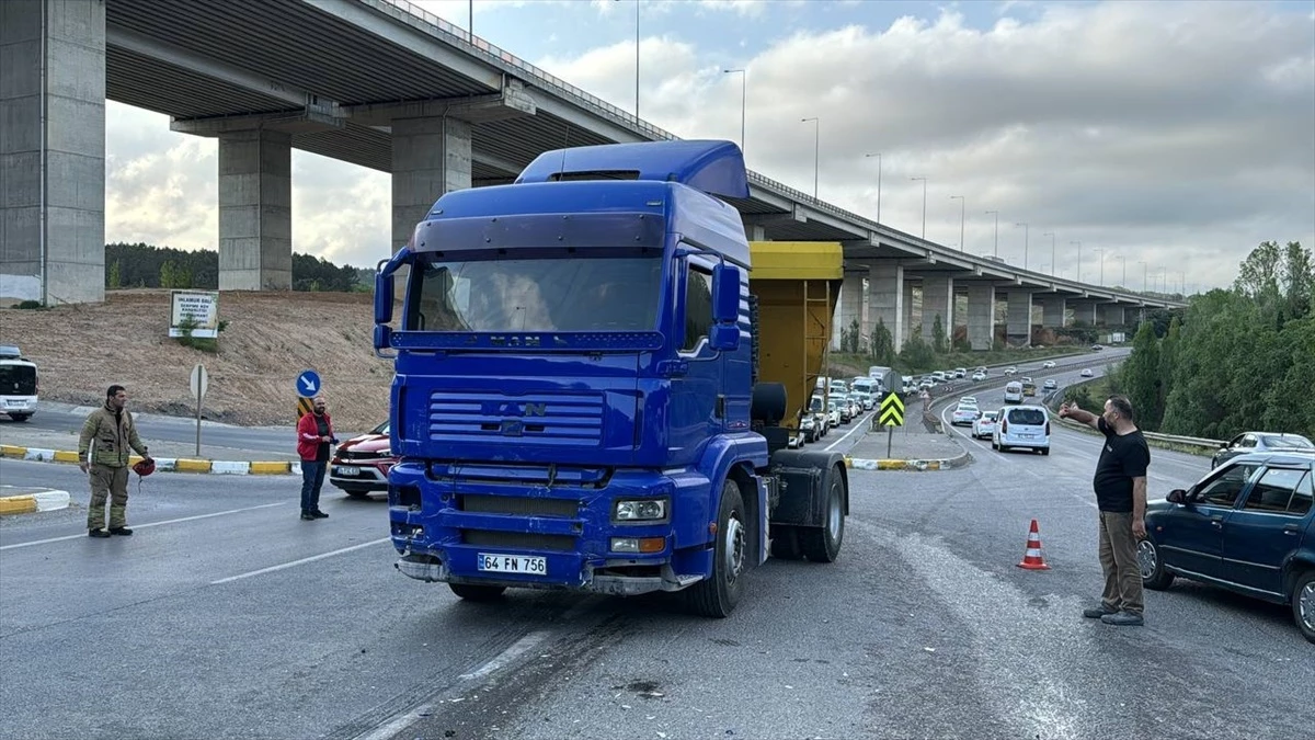 Pendik\'te hafriyat kamyonu ile otomobil çarpışması: 2 kişi yaralandı