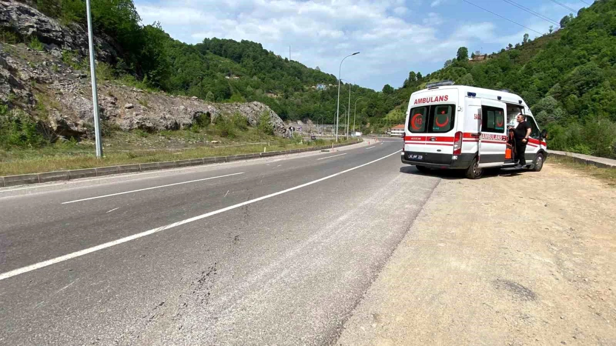 Zonguldak\'ta Kontrolden Çıkan Otomobil Karşı Yola Geçti, Sürücü 20 Metreden Aşağıya Uçmaktan Son Anda Kurtuldu