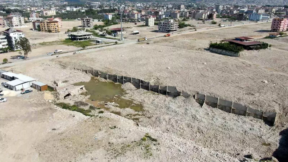 Hatay\'da \'Cennetten bir köşe\' denilen Rönesans Rezidans\'ın depremde yerle bir olma anı