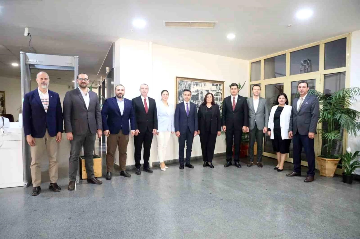 Aydın Sanayi Odası Başkanı Gökhan Maraş ve yönetim kurulu üyeleri Aydın Büyükşehir Belediye Başkanı Özlem Çerçioğlu\'nu ziyaret etti