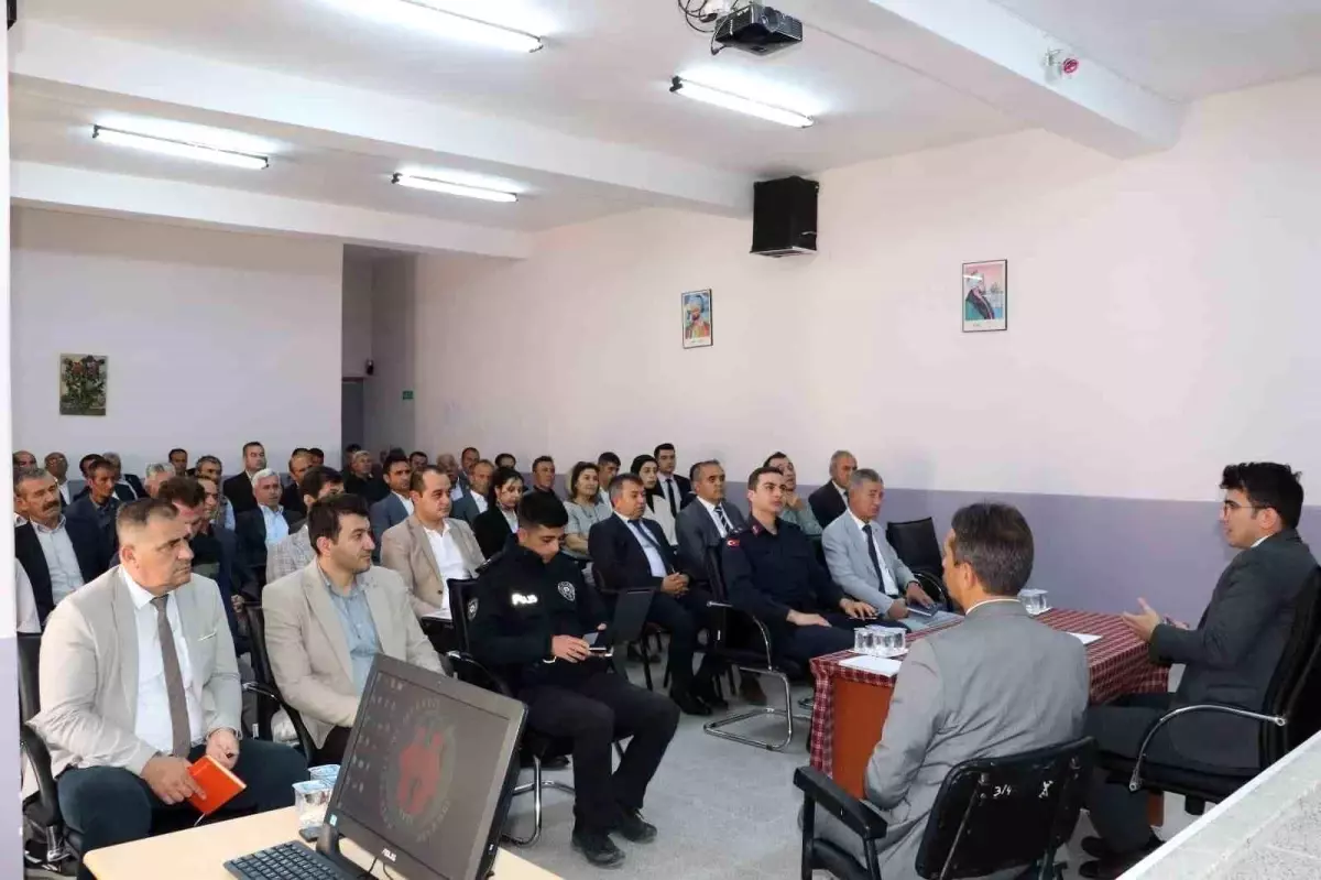 Selendi Kaymakamı Halil İbrahim Okumuş, Mahalle Muhtarlarıyla Toplantıda Buluştu