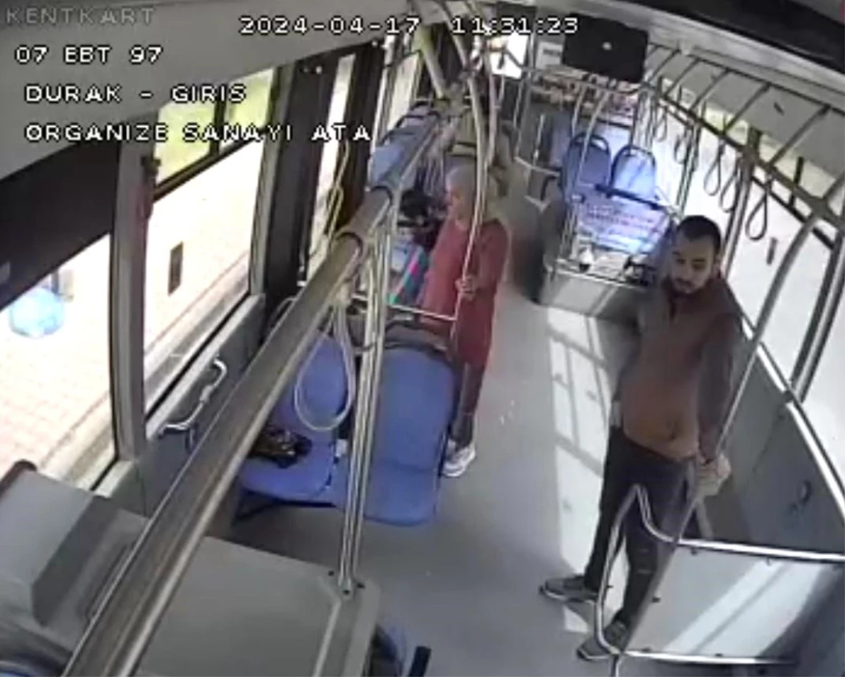 Antalya\'da Unutulan Poşetin İmdadına Otobüs Şoförü Yetişti