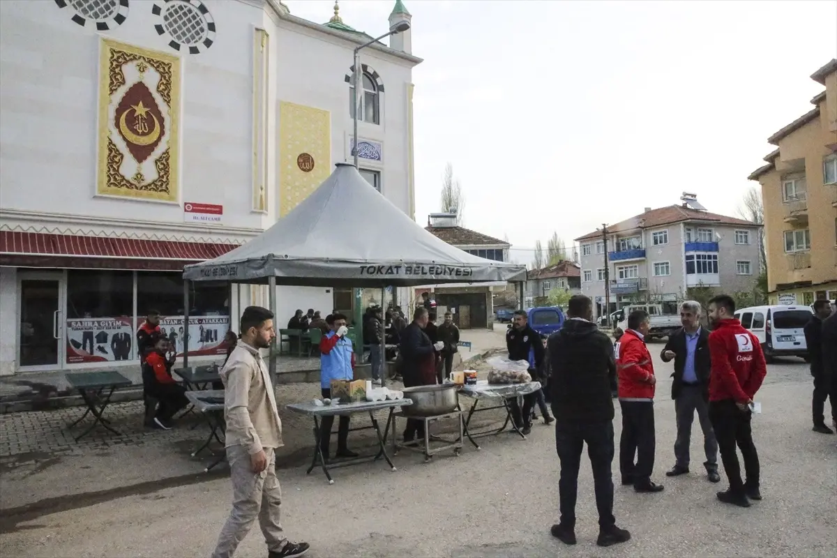 Tokat Belediyesi Depremlerin Ardından Vatandaşlara Çorba Dağıttı