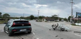 Tokat'ta Otomobil ile Tarım Aracı Çarpıştı: 1'i Ağır İki Kişi Yaralandı