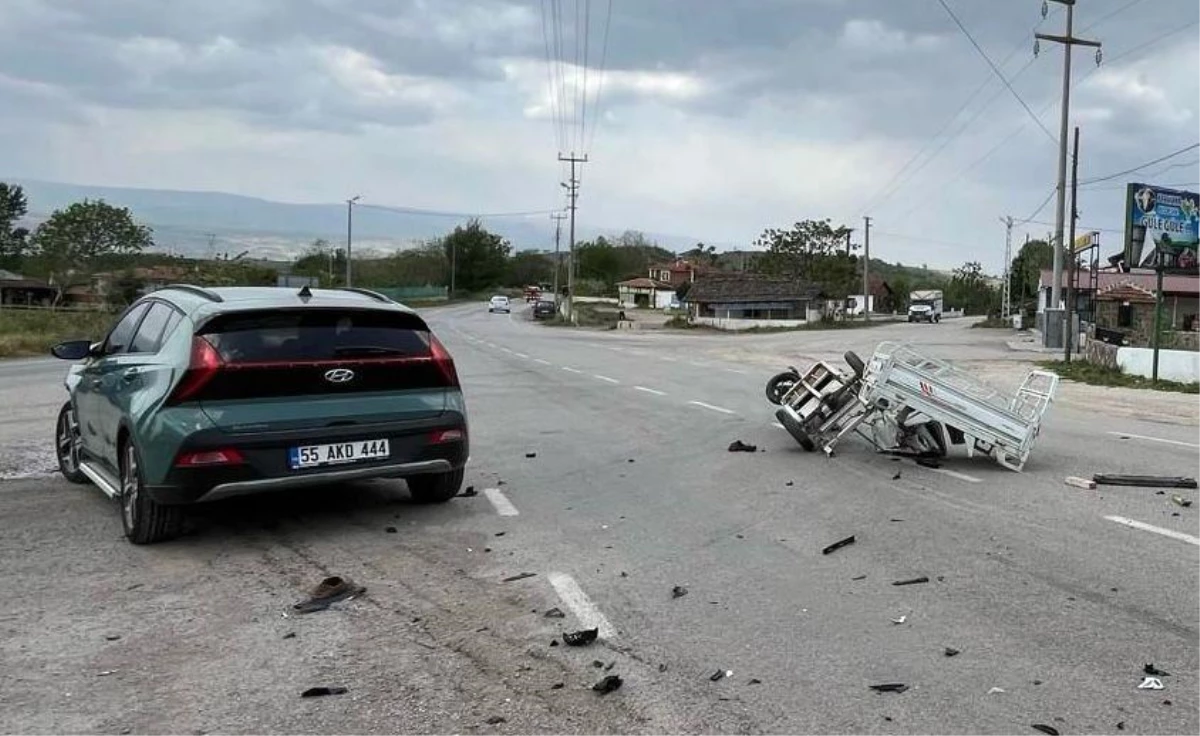 Tokat\'ta Otomobil ile Tarım Aracı Çarpıştı: 1\'i Ağır İki Kişi Yaralandı