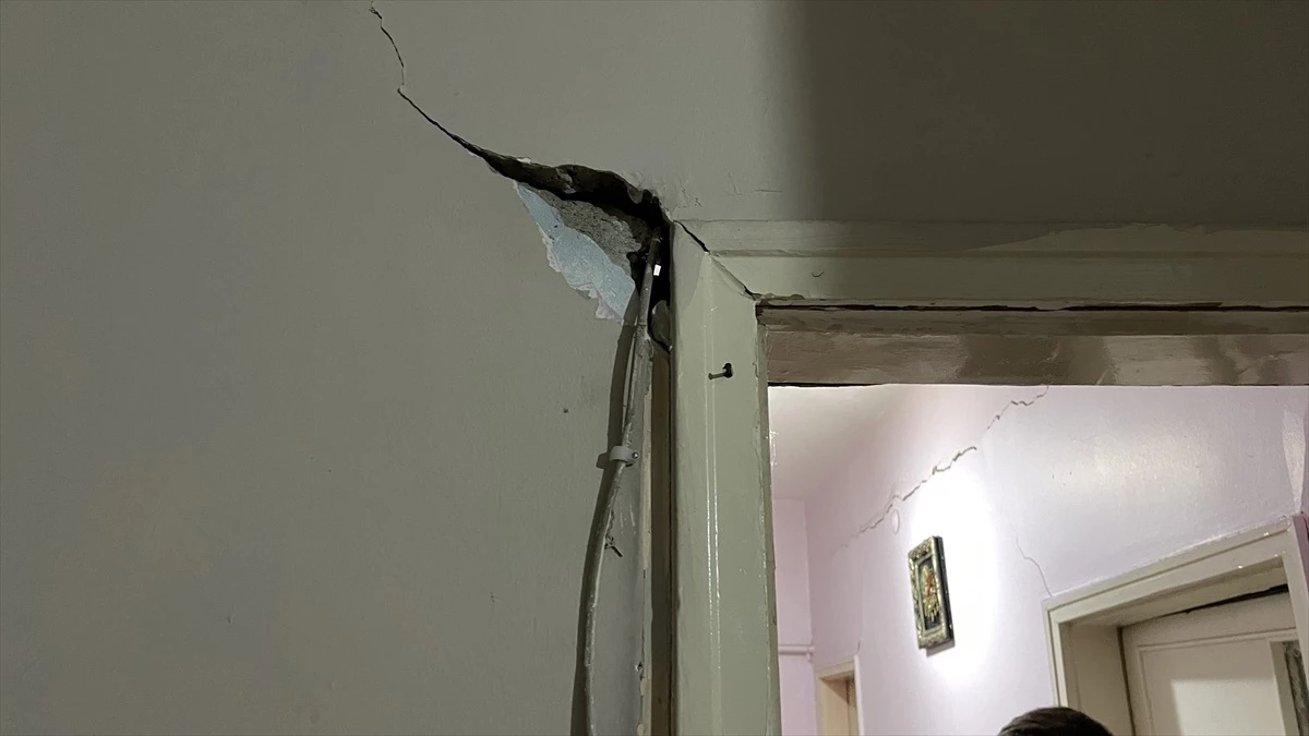 Tokat\'ta meydana gelen deprem Kayseri\'de bir evin duvarlarında hasara neden oldu