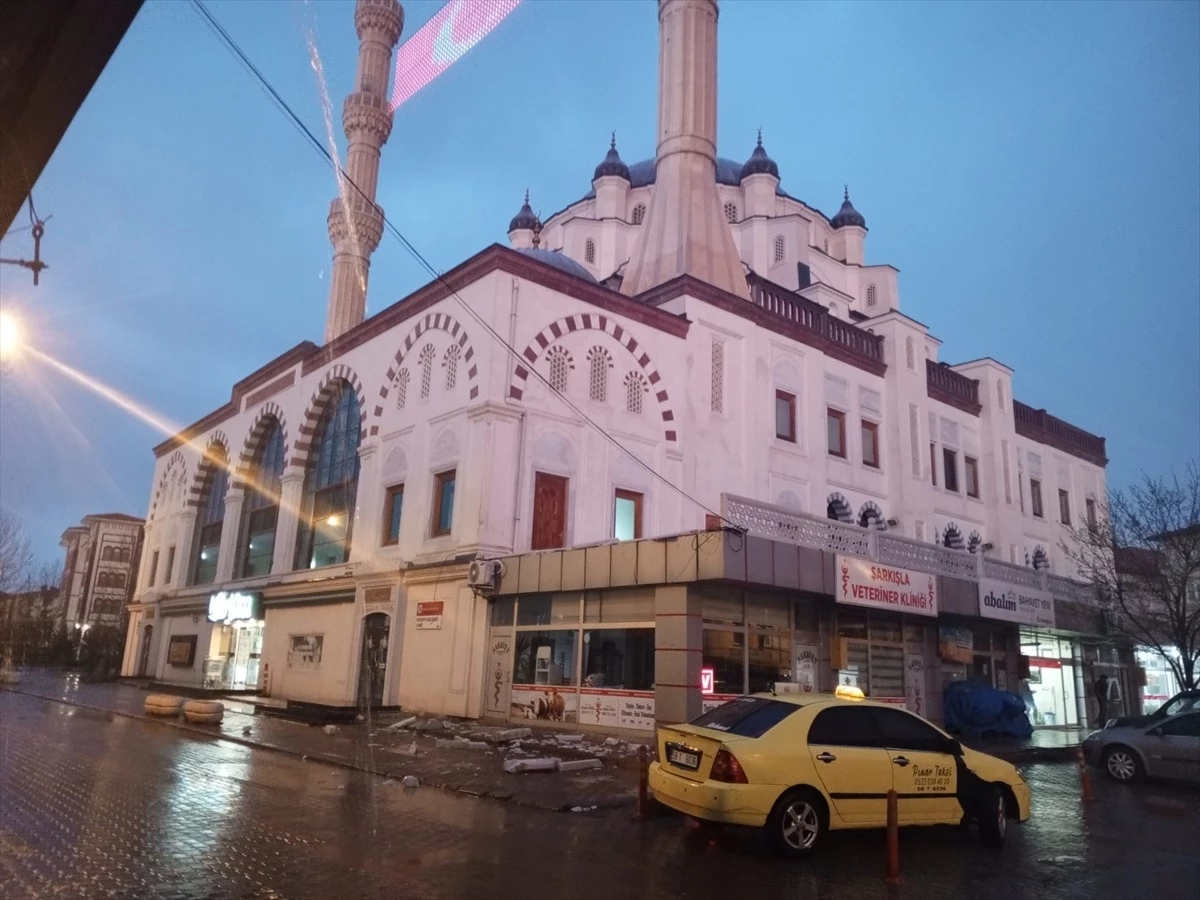 Tokat\'ta meydana gelen depremde Muhsin Yazıcıoğlu Cami\'nin dışında hasar oluştu
